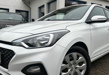 Hyundai i20 108.000 km 9.449 &euro; Gummersbach (Zwischen Toom Markt und ATU) 51645